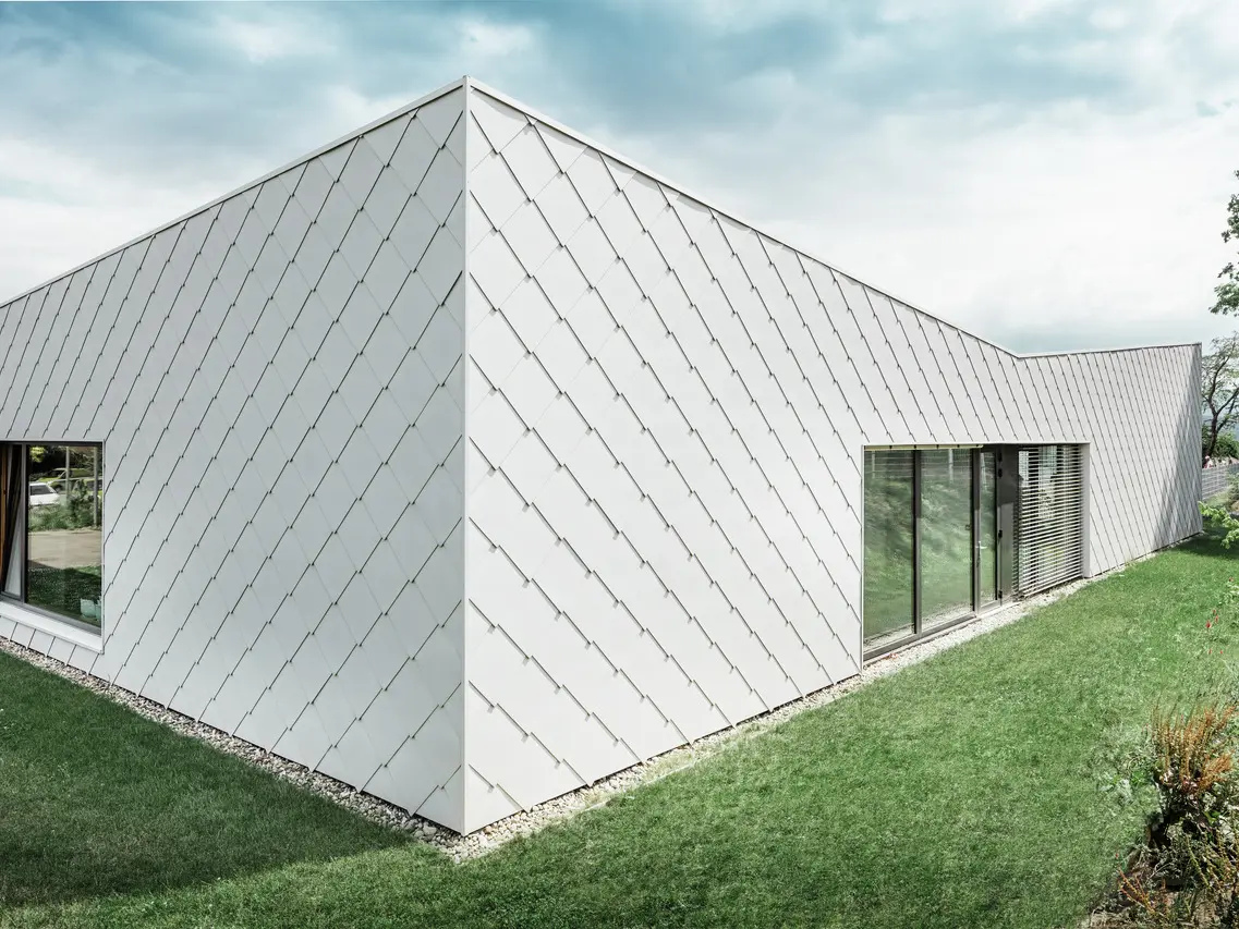 Blick auf die PREFA Fassade Wandraute 44 × 44 in der Farbe P.10 Prefaweiss.