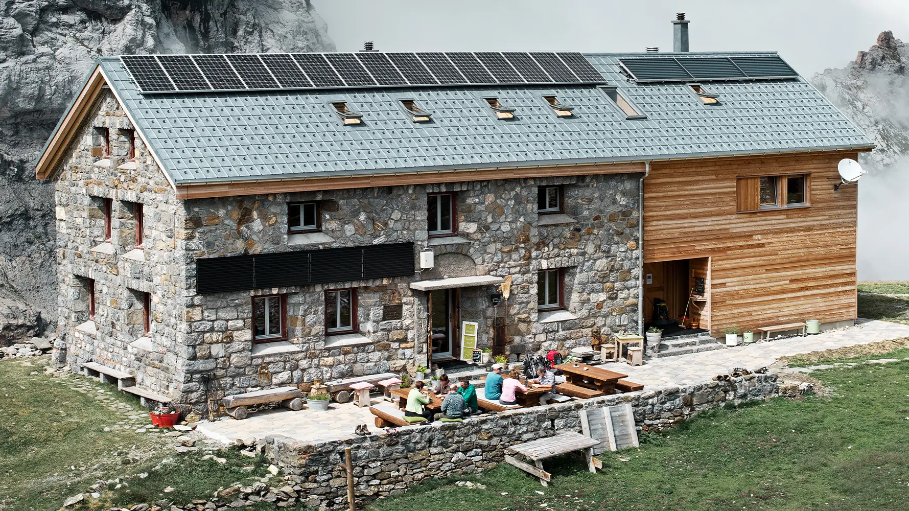 Švicarska koča Claridenhütte leži na več kot 2000 metrih nadmorske višine in je bila prekrita s strešnimi ploščami PREFA v kamnito sivi barvi P.10.