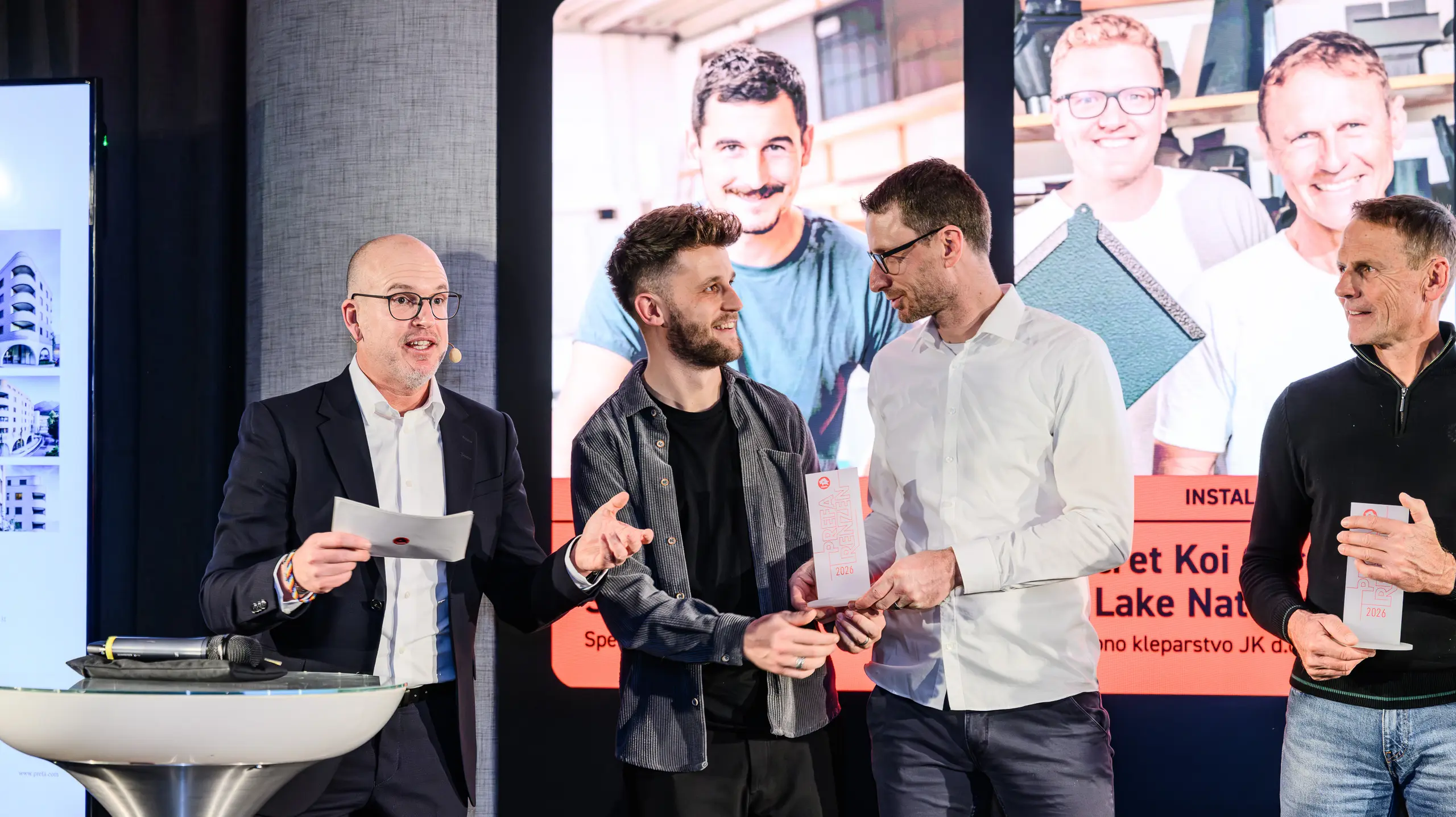 Izjemen trenutek na predstavitvi PREFARENZEN 2026 v k47.wien: nagrajenci so bili nagrajeni za svoje ustvarjalne in tehnično prepričljive projekte z aluminijastimi izdelki PREFA. Nagrada simbolizira inovativnost, obrtniško spretnost in arhitekturno odličnost. Dogodek kaže, kako PREFA ustvarja navdih in priznanje – za vse tiste, ki želijo s strastjo, kakovostjo in oblikovanjem postaviti nove standarde v arhitekturi.