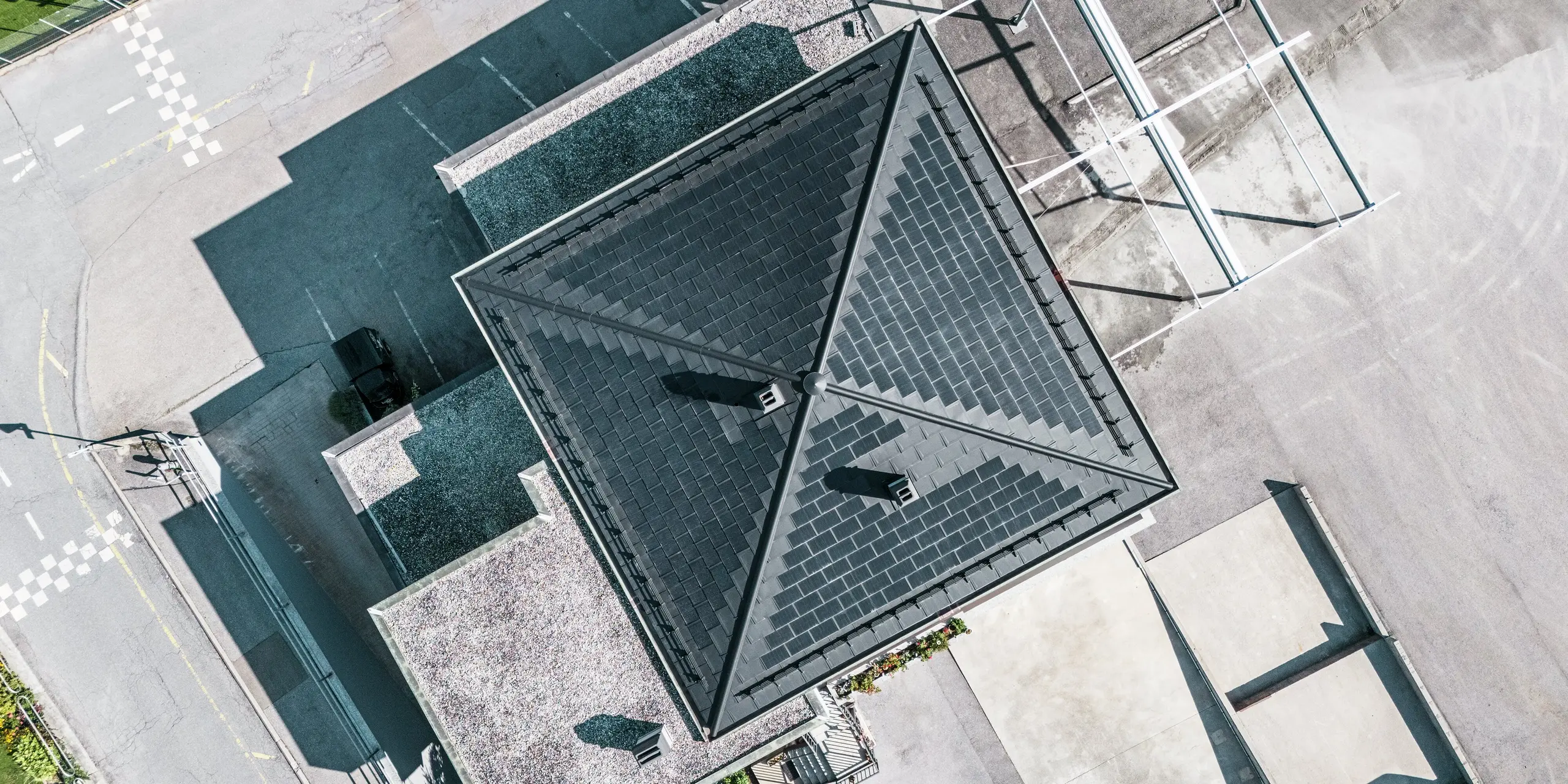 Draufsicht auf das Zeltdach der Weinkellerei Leukersonne in Susten. Das Aluminiumdach zeigt eine perfekte Kombination von Ästhetik und Funktionalität. PREFA Solardachplatten sorgen für nachhaltige Energiegewinnung bei maximaler Beständigkeit.