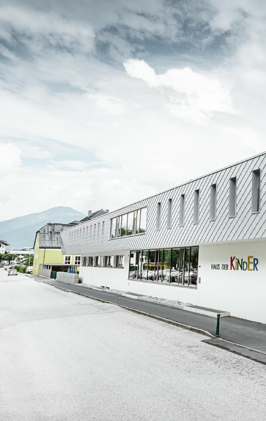 Novozgrajen vrtec v Kaprunu s sodobno aluminijasto fasado s stenskimi rombi PREFA v PREFA-beli barvi