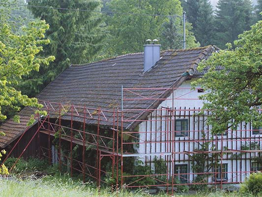 altes Dach des Wiesenhaus kurz vor der Dachsanierung mit der PREFA Dachschindel, mit Gerüst
