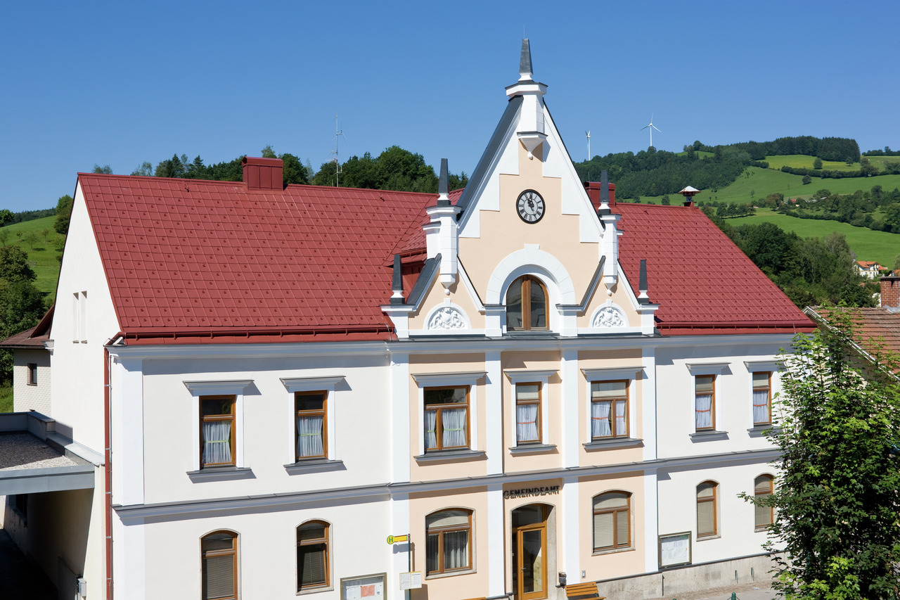 Zgradba občinskega urada Traisen, pokrita s strešnimi ploščami PREFA in ležečim žlebom PREFA (strešni žleb).