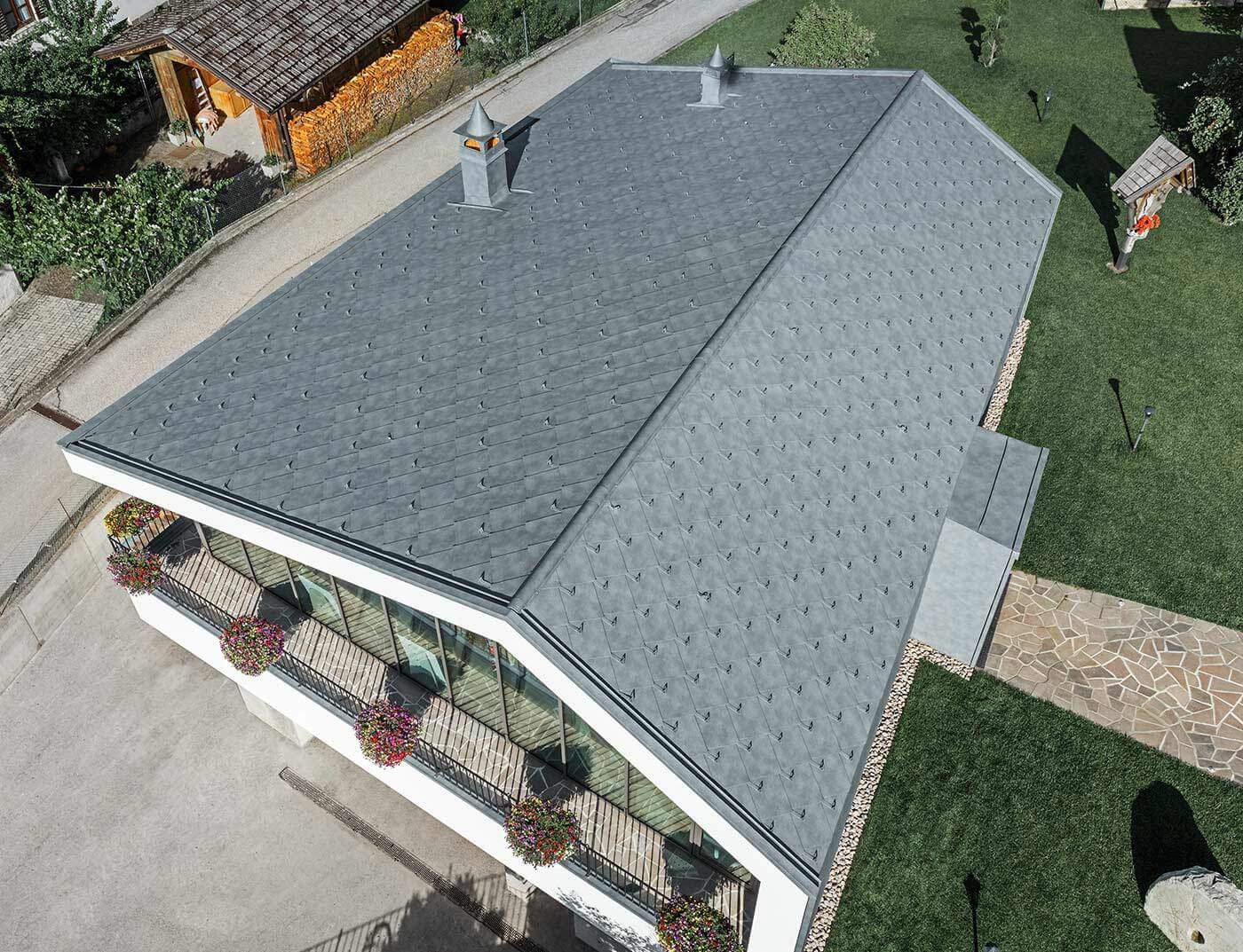 Vogelperspektive des modernen Schönheitssalons in Livo; Das Dach wurde mit der PREFA Dachraute in 44 × 44 in Steingrau eingedeckt.
