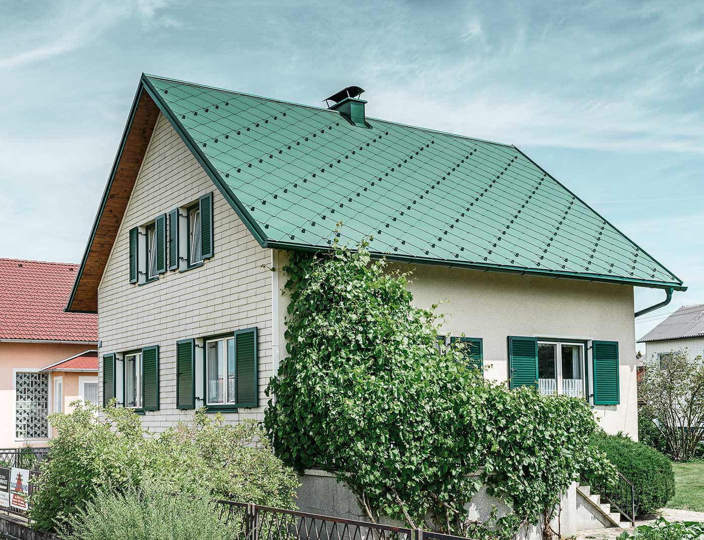 saniertes Einfamilienhaus mit der Dachraute 44 × 44 in moosgrün