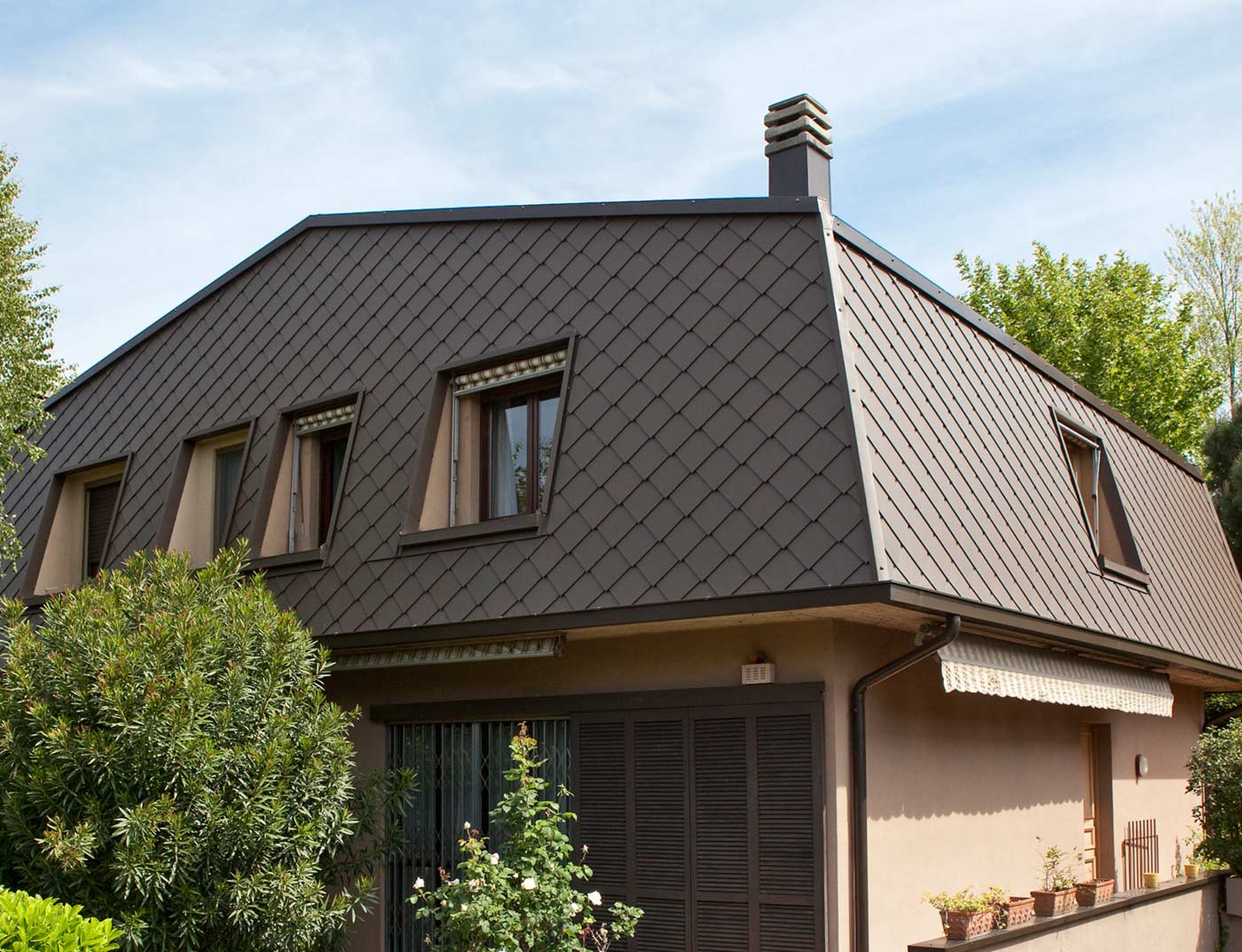 Mansarddach eingedeckt mit der PREFA Wandraute 29 × 29 in Braun von PREFA.