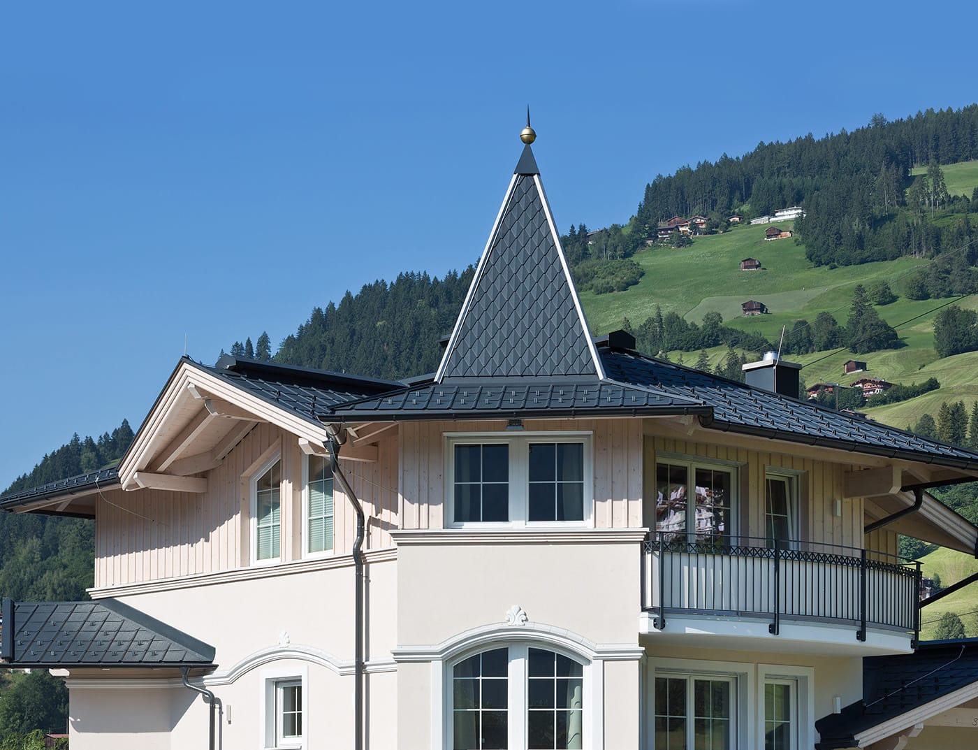 Referenčni objekti PREFA Strešni sistemi Majhen strešni romb 01 P.10 anodik rjava