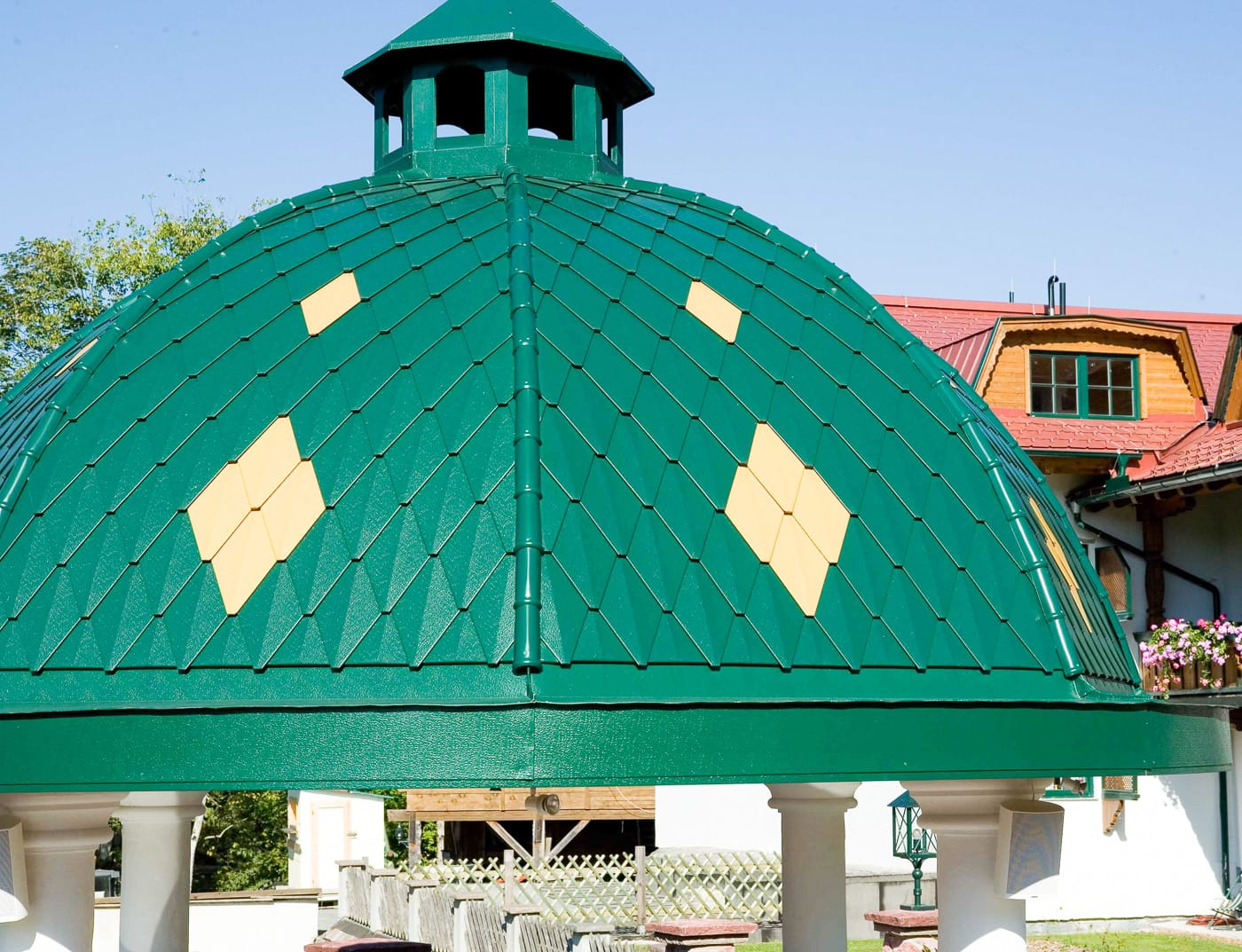 Referenčni objekti PREFA Strešni sistemi Majhen strešni romb 06 P.10 mahovo zelena