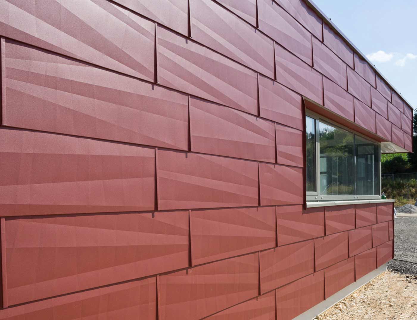 Referenčni objekti PREFA Fasadni sistemi Fasadni panel FX.12 05 P.10 oksidno rdeča