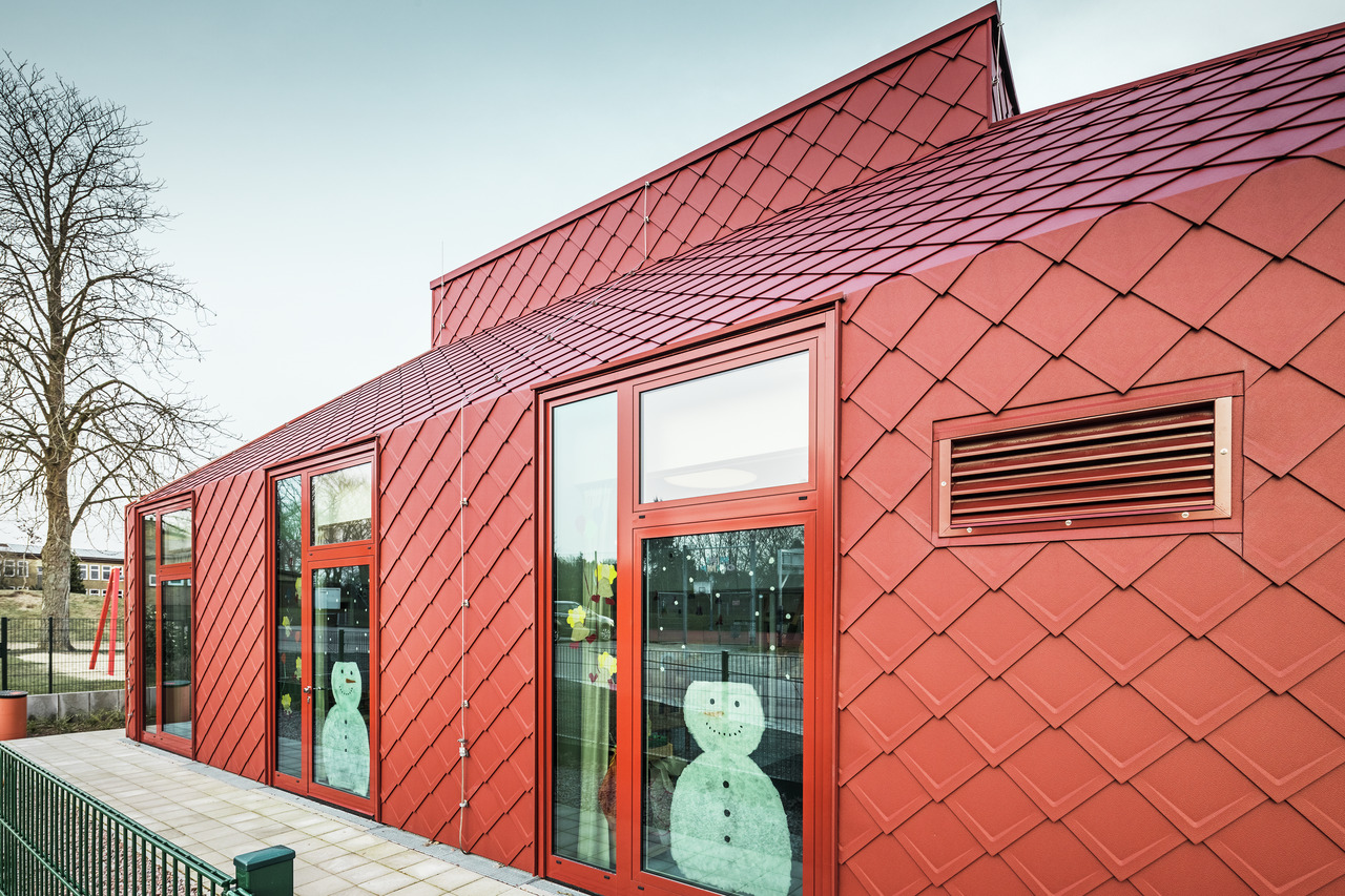 Referenčni objekti PREFA Fasadni sistemi Fasadni romb 29 × 29 05 P.10 oksidno rdeča