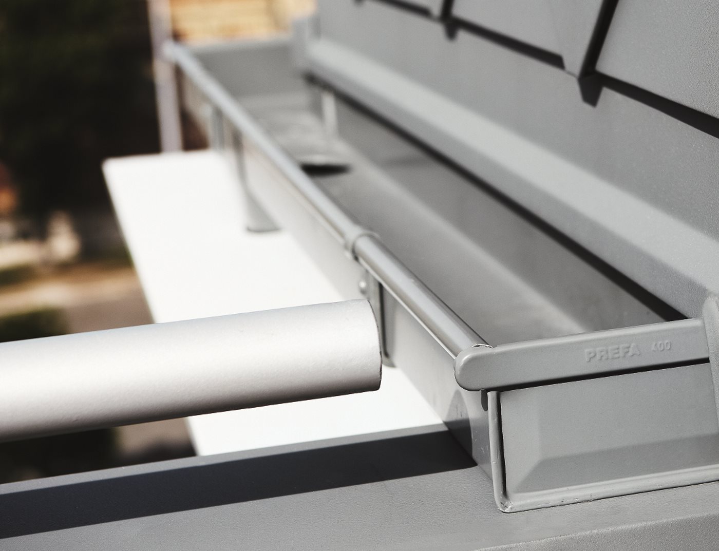 Referenčni objekti PREFA odvodnjavanje streh Pravokotni žleb 01 P.10 anodik rjava