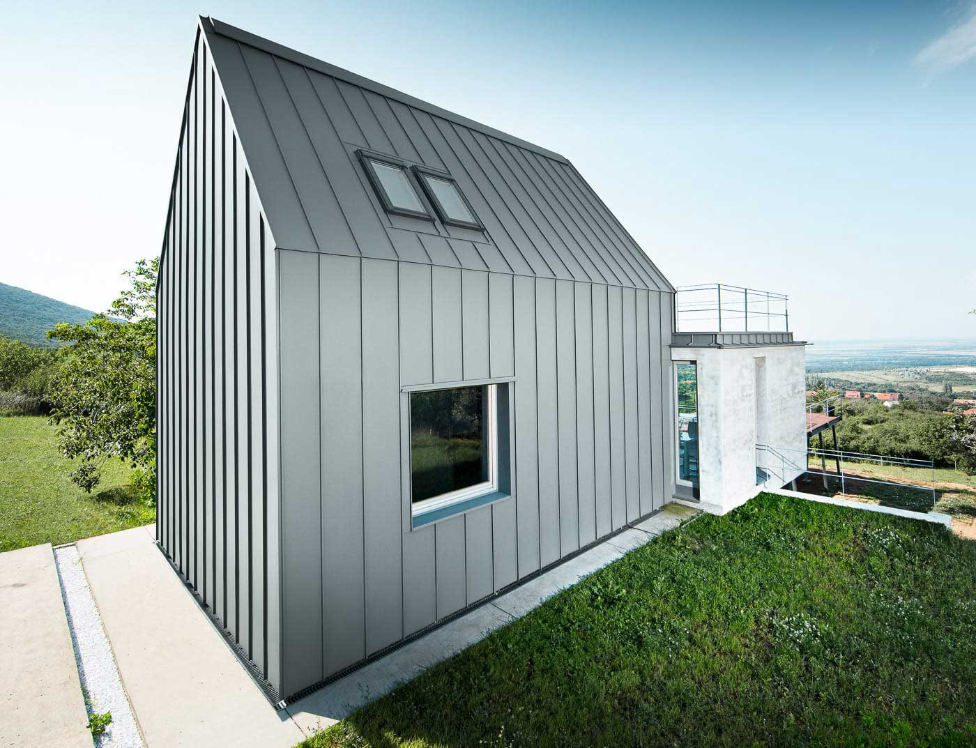 Referenčni objekti PREFA Fasadni sistemi Fasadni sistem Prefalz® 07 P.10 svetlo siva