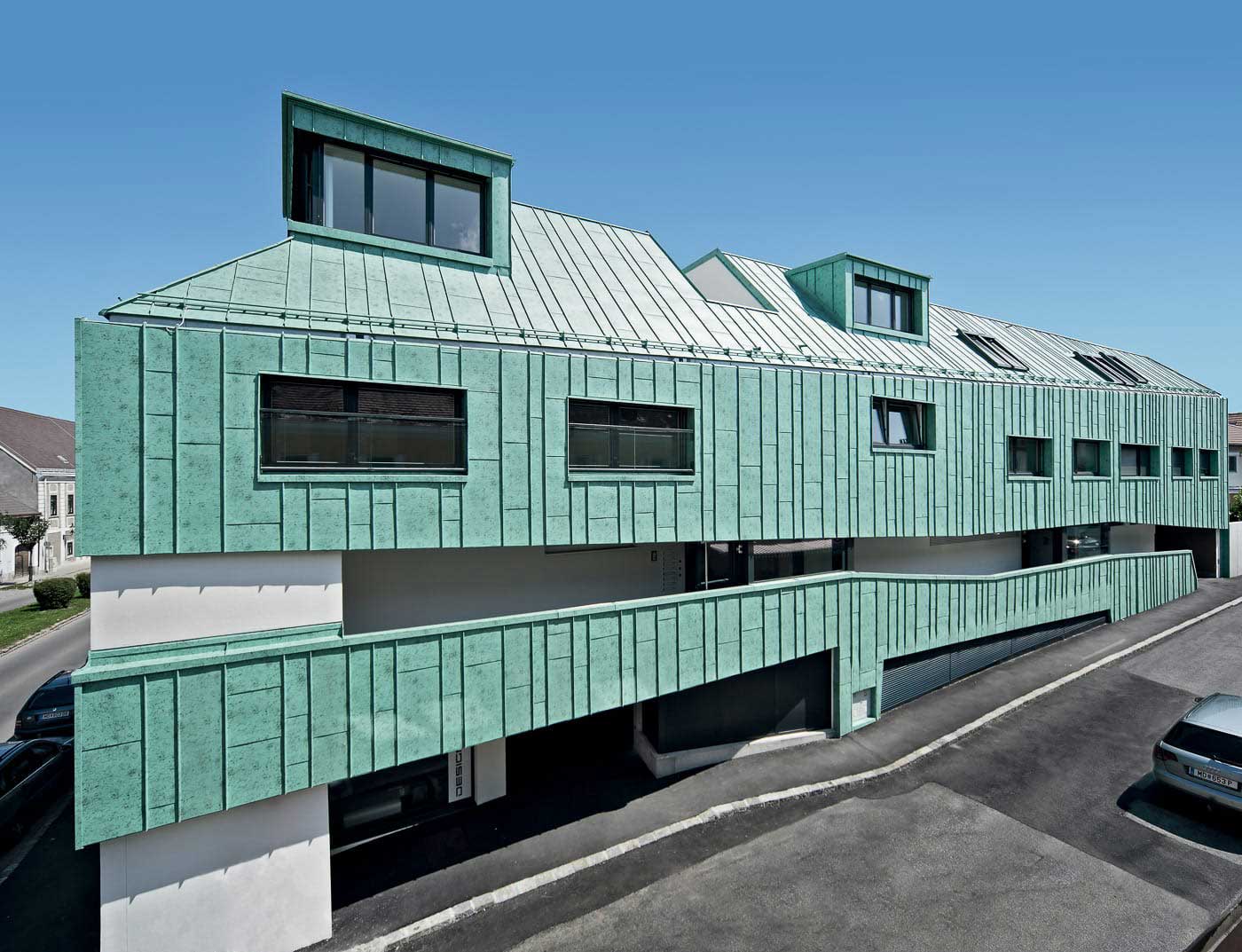 Referenčni objekti PREFA Fasadni sistemi Fasadni sistem Prefalz® 46 P.10 patinirano zelena