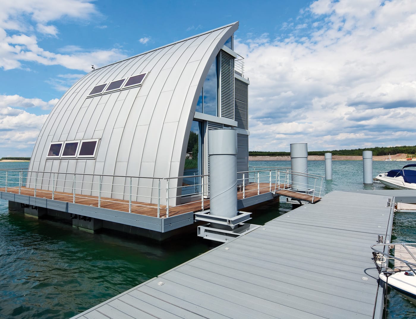 Referenčni objekti PREFA Fasadni sistemi Fasadni sistem Prefalz® 12 kovinsko srebrna