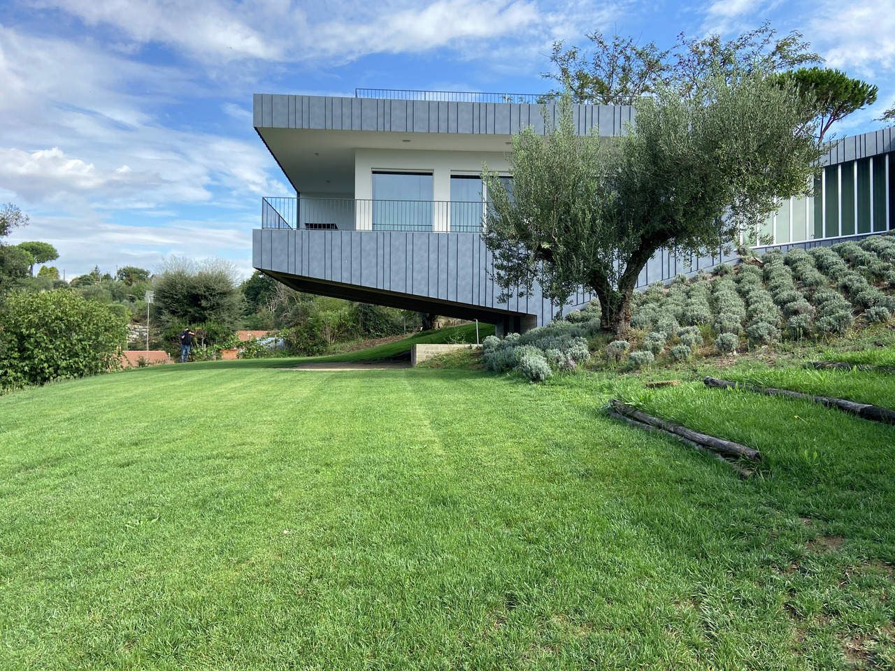 Referenčni objekti PREFA Fasadni sistemi Fasadni sistem Prefalz® 43 P.10 kamnito siva